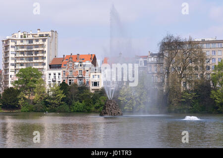 Brunnen schmücken einen Teich auf Marie-Louise Platz in Brüssel am 7. April 2017 Stockfoto