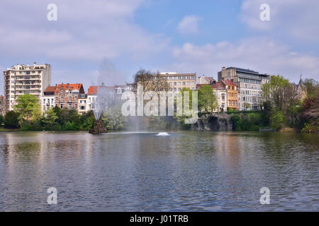 Künstliche Grotte und Brunnen Dekoration See auf Marie-Louise Platz in Brüssel am 7. April 2017 Stockfoto