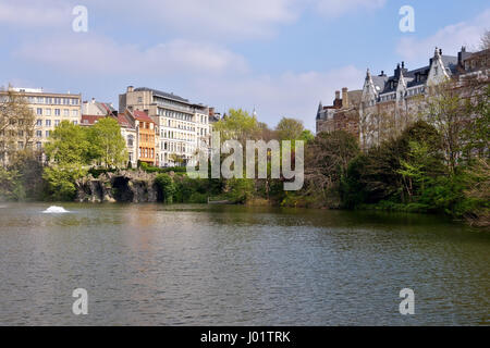 Künstliche Grotte dekorieren See auf Marie-Louise Platz in Brüssel am 7. April 2017 Stockfoto