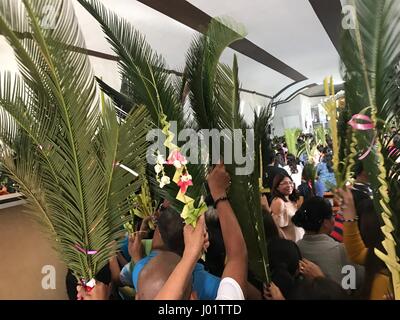 Tausende von katholischen Gläubigen strömten, Daraga Kirche feiern Palmsonntag, den Beginn der Karwoche Fastenzeit Feier in der katholischen Welt markiert. Daraga Kirche oder Nuestra Señora De La Porteria Pfarrkirche (auch unserer lieben Frau von der Pfarrkirche Tor) wurde von den Franziskanern in 1772 befindet sich auf dem malerischen Fuß des Vulkans Mayon (das unter Warnstufe 1) und es wurde das Haus der Anbetung von vielen katholischen Leben in der Nähe von aktivsten Vulkan der Welt, nach Mt. Mayon brach im Februar 1 , 1814 zerstören Cagsawa Kirche. Stockfoto