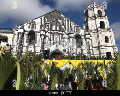 Tausende von katholischen Gläubigen strömten, Daraga Kirche feiern Palmsonntag, den Beginn der Karwoche Fastenzeit Feier in der katholischen Welt markiert. Daraga Kirche oder Nuestra Señora De La Porteria Pfarrkirche (auch unserer lieben Frau von der Pfarrkirche Tor) wurde von den Franziskanern in 1772 befindet sich auf dem malerischen Fuß des Vulkans Mayon (das unter Warnstufe 1) und es wurde das Haus der Anbetung von vielen katholischen Leben in der Nähe von aktivsten Vulkan der Welt, nach Mt. Mayon brach im Februar 1 , 1814 zerstören Cagsawa Kirche. Stockfoto