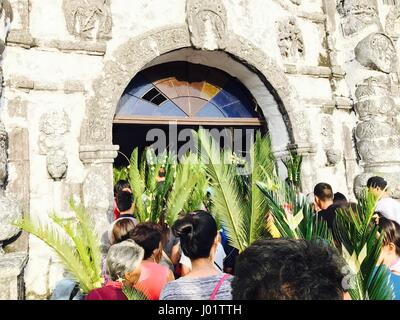 Tausende von katholischen Gläubigen strömten, Daraga Kirche feiern Palmsonntag, den Beginn der Karwoche Fastenzeit Feier in der katholischen Welt markiert. Daraga Kirche oder Nuestra Señora De La Porteria Pfarrkirche (auch unserer lieben Frau von der Pfarrkirche Tor) wurde von den Franziskanern in 1772 befindet sich auf dem malerischen Fuß des Vulkans Mayon (das unter Warnstufe 1) und es wurde das Haus der Anbetung von vielen katholischen Leben in der Nähe von aktivsten Vulkan der Welt, nach Mt. Mayon brach im Februar 1 , 1814 zerstören Cagsawa Kirche. Stockfoto