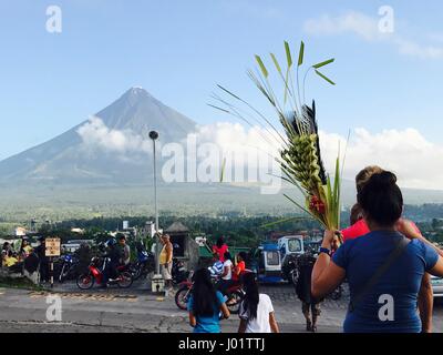 Tausende von katholischen Gläubigen strömten, Daraga Kirche feiern Palmsonntag, den Beginn der Karwoche Fastenzeit Feier in der katholischen Welt markiert. Daraga Kirche oder Nuestra Señora De La Porteria Pfarrkirche (auch unserer lieben Frau von der Pfarrkirche Tor) wurde von den Franziskanern in 1772 befindet sich auf dem malerischen Fuß des Vulkans Mayon (das unter Warnstufe 1) und es wurde das Haus der Anbetung von vielen katholischen Leben in der Nähe von aktivsten Vulkan der Welt, nach Mt. Mayon brach im Februar 1 , 1814 zerstören Cagsawa Kirche. Stockfoto