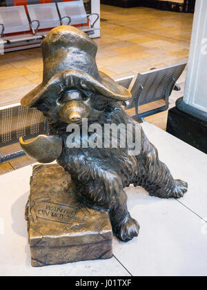 Paddington Bear Sculpture, Paddington Main Line Railway Station, London, England, Großbritannien, GB. Stockfoto
