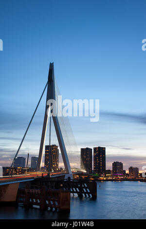 Stadt von Rotterdam in der Abenddämmerung in Holland, Niederlande, Türme Skyline mit Erasmus Brücke (Erasmusbrücke) am Nieuwe Maas und Wohnung Stockfoto