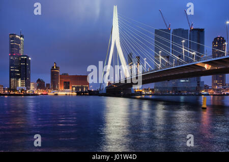 Stadt von Rotterdam in Holland, Niederlande, Skyline mit Wolkenkratzern und Erasmus-Brücke (Erasmusbrücke) an Nieuwe Maas Innenstadt nachts Stockfoto