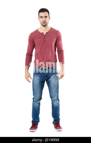 Stören Sie ernsthafteren trendige legerer Mann mit intensiven Blick in die Kamera. Ganzkörper-Länge-Porträt isoliert auf weißem Hintergrund. Stockfoto