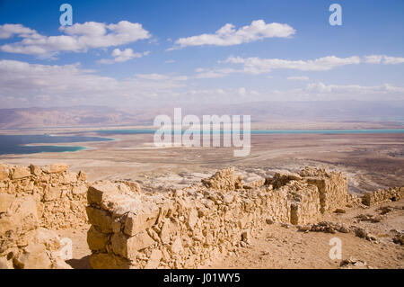 Masada in South District von Israel auf eine isolierte Felsplateau am östlichen Rand der Judäischen Wüste am Toten Meer. Stockfoto