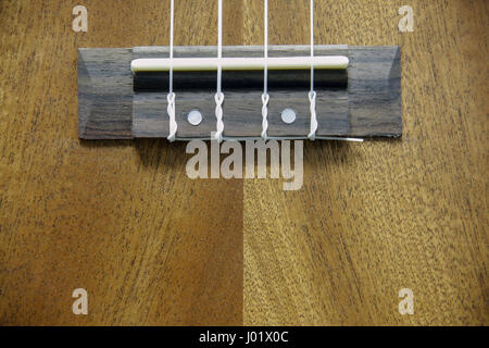 schöne braune Holz Textur Brücke Ukulele Stockfoto