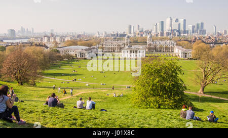 Blick vom Greenwich Park in den Universitätsgebäuden in Richtung der Canary Wharf Wolkenkratzern im Hintergrund, London, England Stockfoto