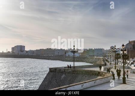 Küste im 'Barrio De La Viña' gehen Touristen während einer ruhigen Frühlingsabend, Stadtzentrum von Cadiz, Spanien Stockfoto