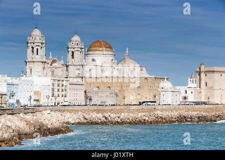 Panoramablick über die Stadt auf März, grenzt an das Mittelmeer und seine Kathedrale, Cádiz, Andalusien, Spanien Stockfoto