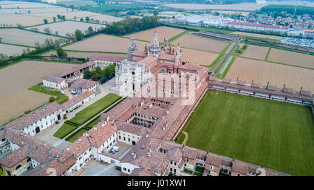 Luftbild von der Certosa di Pavia, erbaut Ende des vierzehnten Jahrhunderts, Gerichten und der Kreuzgang des Klosters und Schrein in der Provinz Pavi Stockfoto