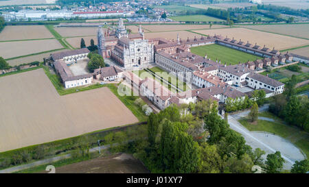 Luftbild von der Certosa di Pavia, erbaut Ende des vierzehnten Jahrhunderts, Gerichten und der Kreuzgang des Klosters und Schrein in der Provinz Pavi Stockfoto