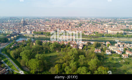 Luftbild von Pavia und des Flusses Ticino, Blick auf die Kathedrale von Pavia, überdachte Brücke und den Visconti-Schloss. Lombardei, Italien Stockfoto