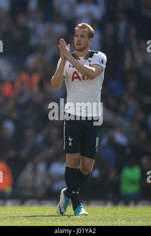 Tottenham Hotspur Harry Kane begrüßt die Fans nach dem Spiel der Premier League an der White Hart Lane, London. Stockfoto