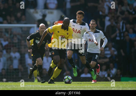 Watford Stefano Okaka und Tottenham Hotspurs Dele Alli (rechts) Kampf um den Ball in der Premier League match an der White Hart Lane, London. Stockfoto