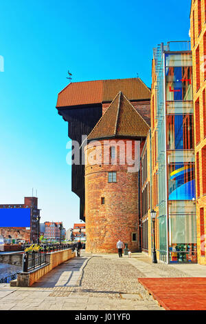 Mittelalterlichen Hafenkran Żuraw am Mottlau in Danzig, Polen Stockfoto