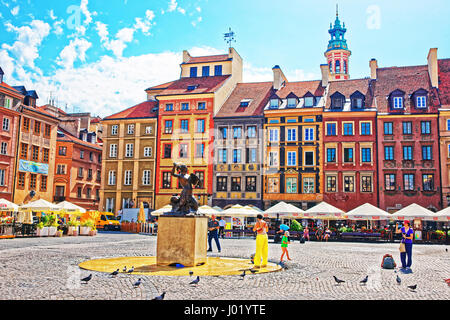 Warschau, Polen - 20. August 2012: Menschen bei Bronze Statue der Meerjungfrau auf dem alten Stadt-Marktplatz in Warschau, Polen Stockfoto