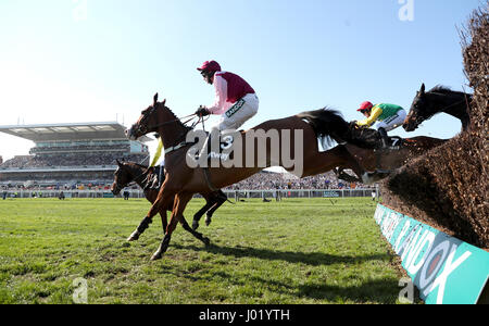 Aufstrebende Kraft von Jockey David Bass bei Betway Handicap Chase auf Grand Nationalfeiertag Randox Gesundheit Grand National in Aintree Racecourse geritten. Stockfoto