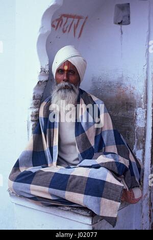 Hindu Saddhu am heiligen Pilgerfahrt See von Pushkar in Rajasthan, Indien. Stockfoto