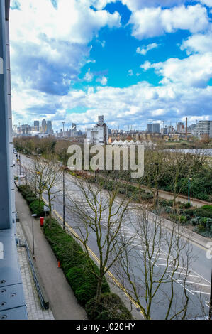 Ponton-Dock-Station, Blick Richtung Canary Wharf, die O2-Arena und der Emerates-Seilbahn. Stockfoto