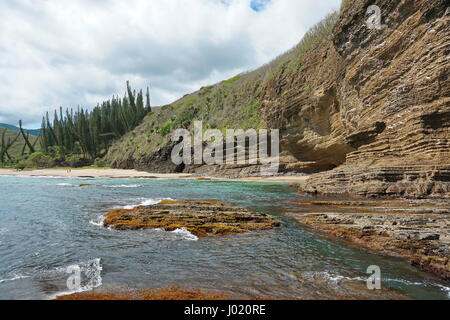 Cliff und Strand Küstenlandschaft in Neu-Kaledonien, Turtle Bay Bourail, Insel Grande Terre, Südpazifik Stockfoto