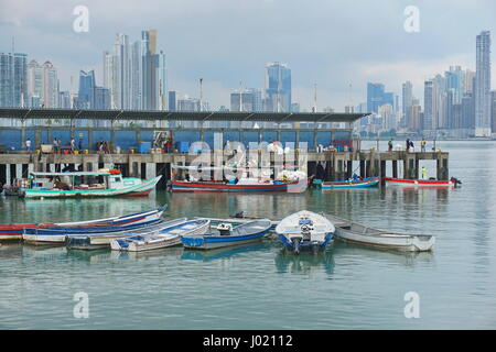 Kai und Boote von der Fischerei Hafen von Panama-Stadt mit Wolkenkratzern im Hintergrund, Pazifikküste, Panama, Mittelamerika Stockfoto