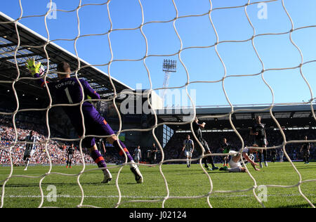 Southampton Torwart Fraser Forster spart ein Ziel von West Bromwich Albion's Craig Dawson während der Premier-League-Spiel bei The Hawthorns, West Bromwich. Stockfoto