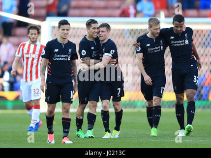 Liverpools Roberto Firmino (links) feiert nach dem Schlusspfiff mit Teamkollegen James Milner in der Premier League-Spiel im Stadion bet365, Stoke. Stockfoto