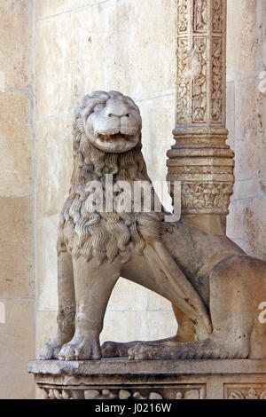 Statue der Löwe neben der Seitentür Sibenik Kathedrale Stockfoto