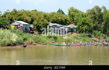 Riverside Häuser auf Stelzen, Mekong River, Kambodscha Stockfoto