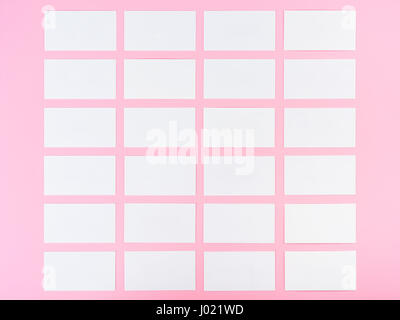 Weiße leere Visitenkarten auf rosa Hintergrund mit feinem Papier Textur Stockfoto