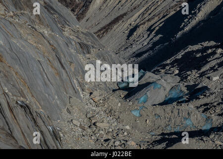 Gletscher mit Eisblöcke teilweise fallenden Felsen Kies und Schmutz in einer Schlucht am Ende des Mer de Glace in Chamonix Frankreich Stockfoto