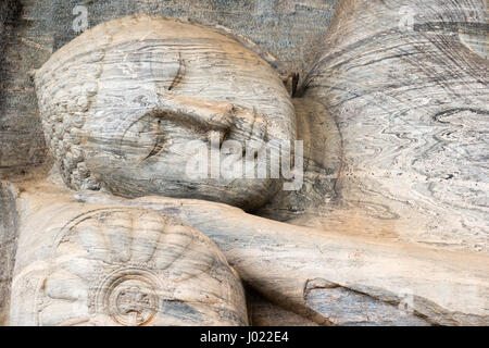 Eine Nahaufnahme von der monolithischen liegender Buddha-Statue, die Gal Viharaya, geschnitzt aus einem einzigen Stück gekerbten Granit (Sri Lanka) Stockfoto