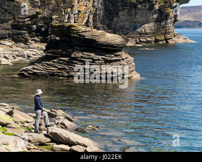 Urlauberin bewundert Blick auf Loch ich und Küstenlandschaft bei Glasnakille in der Nähe von Elgol, Isle Of Skye, Schottland, UK Stockfoto