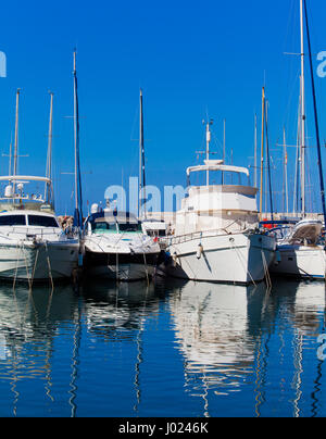 Weiße Yachten auf einen Anker im Hafen Stockfoto