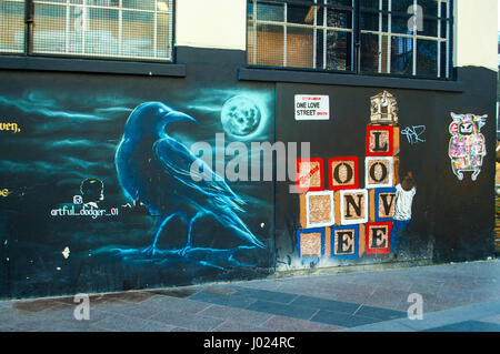 London, UK, 04.08.2017 Poe "Der Rabe" Wandbild in One Love Street. Brixton am sonnigen Samstag Nachmittag im April. Stockfoto