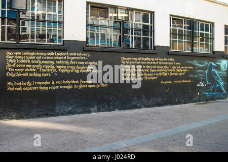 London, UK, 04.08.2017 Poe "Der Rabe" Wandbild in One Love Street. Brixton am sonnigen Samstag Nachmittag im April. Stockfoto