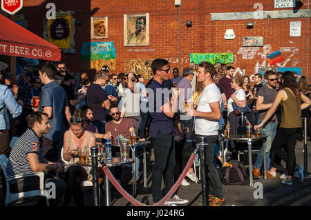 London, UK, 04.08.2017 der Craft Beer Co Pub beschäftigt. Brixton am sonnigen Samstag Nachmittag im April. Stockfoto