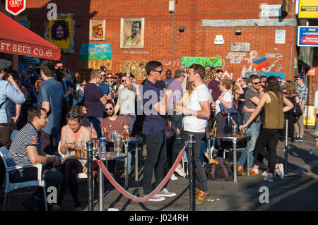 London, UK, 04.08.2017 der Craft Beer Co Pub beschäftigt. Brixton am sonnigen Samstag Nachmittag im April. Stockfoto