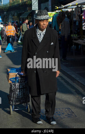 London, UK, 04.08.2017 stilvolle Shopper auf dem Markt. Brixton am sonnigen Samstag Nachmittag im April. Stockfoto