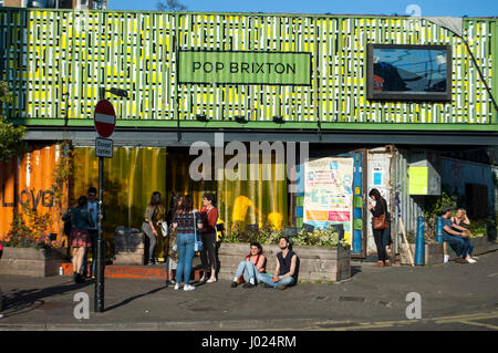 London, UK, 04.08.2017 Pop Brixton Pop-up-Container Geschäfte. Brixton am sonnigen Samstag Nachmittag im April. Stockfoto