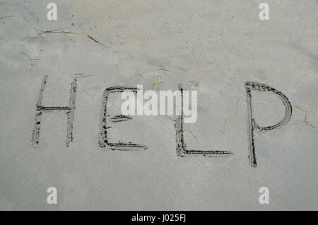 Wort "Hilfe", geschrieben in den Sand am Strand Stockfoto