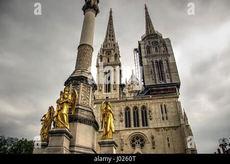 Kroatien - Goldener Engel Statuen vor der Kathedrale von Zagreb Stockfoto