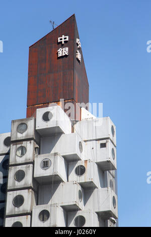 TOKYO, JAPAN - 2. Oktober 2016: Nakagin Capsule Tower in Tokio, Japan. Diesem Wohn- und Büro-Turm, entworfen vom Architekten Kisho Kurokawa war offen Stockfoto