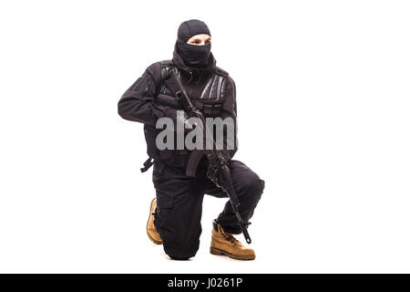 Terrorist mit Maschinengewehr auf weißem Hintergrund Stockfoto