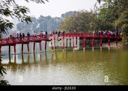 HANOI, VIETNAM - 2. März 2017: Nicht identifizierte Personen Huc Brücke in Hanoi, Vietnam. Dieser rote Holzbrücke verbinden Jade Insel mit Ufer am Hoan Ki Stockfoto