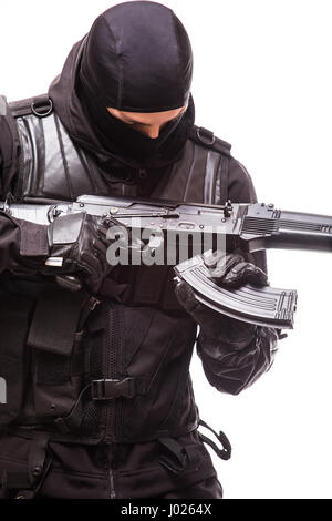 SWAT Officer mit Sturmgewehr in schwarzer uniform isoliert auf weißem Hintergrund Stockfoto