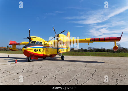 PULA, Kroatien - 25. März 2017: Bombardier CL-415 Wasser Bombenflugzeuge auf Ausstellung im Flughafen Pula während 50. Jahre des Jahrestages der ersten Commerc Stockfoto